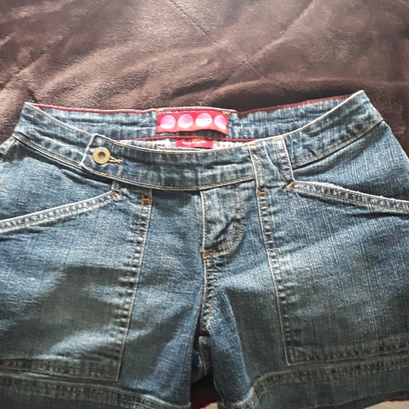 Shorts - Picture 2 of 4